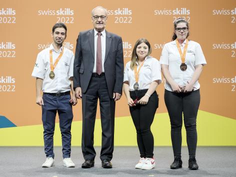 Bundesrat Guy Parmelin gratuliert den SigerInnen