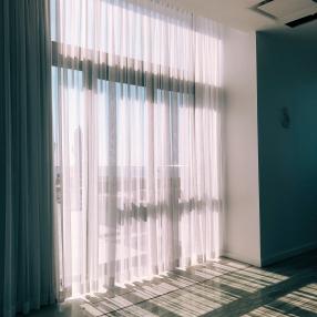 Gardinen von Jon Tyson durch Unsplash 